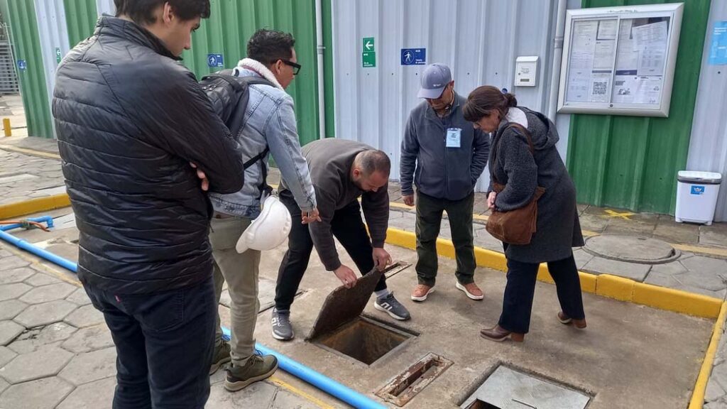 Dirigentes de Juntas de Vecinos de Alto Peñuelas conocen procesos y sistema de tratamientos de RILes en pesquera Antartic Seafood