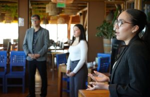 Egresadas de Ingeniería en Administración de Empresas diseñan estrategias de marketing para empresarios del borde costero