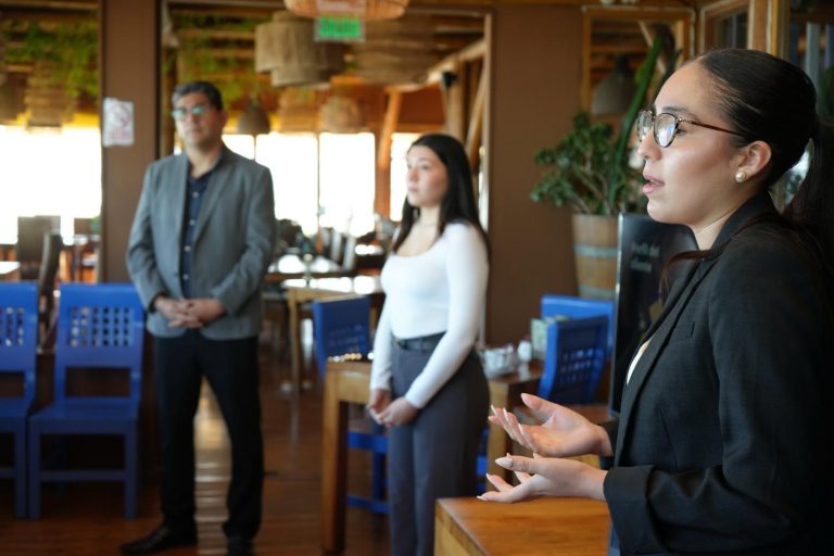 Egresadas de Ingeniería en Administración de Empresas diseñan estrategias de marketing para empresarios del borde costero