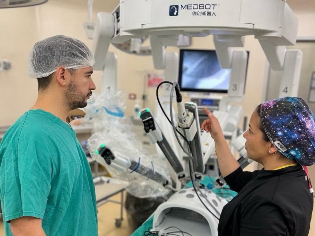 Más de 80 funcionarios se capacitaron en robótica para revolucionar la salud regional