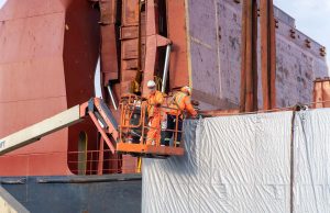 Buque en puerto de Coquimbo requirió maniobras para cuatro tipos de cargas: contenedores, acero, fraccionada y tecnología