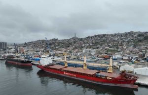 TPC atiende, en simultáneo, a dos embarcaciones que operan con carga sobredimensionada