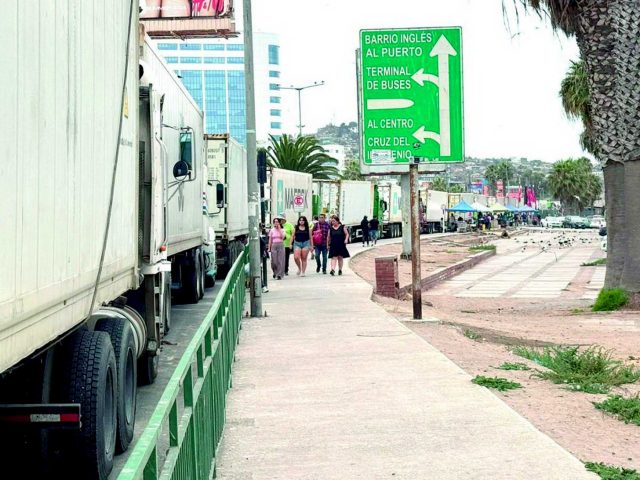 Camiones esperan ingresar al Puerto de Coquimbo copia
