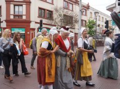 Un canto provenzal para Gabriela: Los “félibres” de la Provenza francesa llenaron de color y música el centro de La Serena
