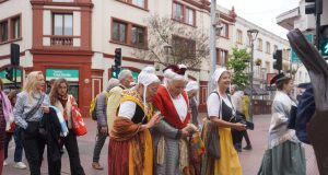 Un canto provenzal para Gabriela: Los “félibres” de la Provenza francesa llenaron de color y música el centro de La Serena