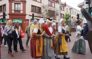 Un canto provenzal para Gabriela: Los “félibres” de la Provenza francesa llenaron de color y música el centro de La Serena