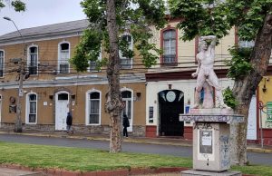 Municipio de La Serena invertirá $129 millones en pintar 26 fachadas en Avenida de Aguirre