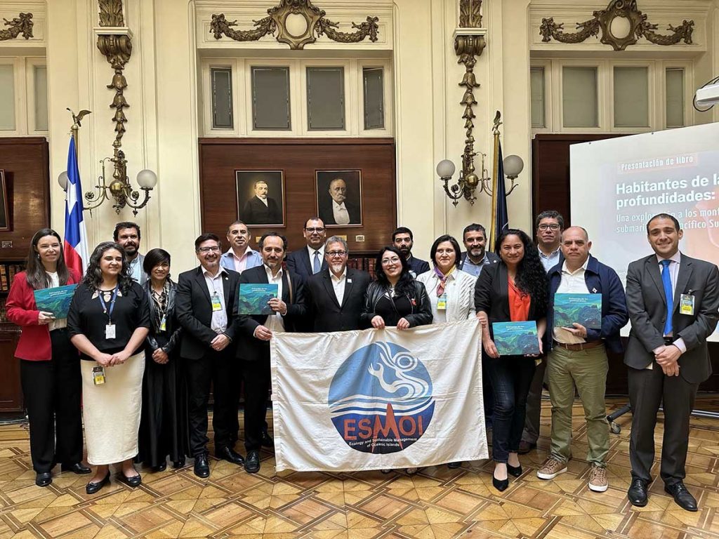 Presentaron libro ilustrado sobre la exploración de los montes submarinos