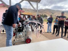 Usuarios INDAP aprenden el uso de ordeñadora mecánica y protocolo calidad lechera