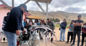Usuarios INDAP aprenden el uso de ordeñadora mecánica y protocolo calidad lechera