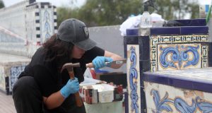 Comienza restauración de bancas de azulejos españoles