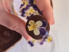 Emprendedoras locales crean galletas saludables con flores comestibles