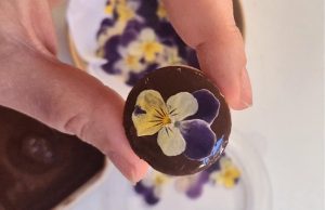 Emprendedoras locales crean galletas saludables con flores comestibles