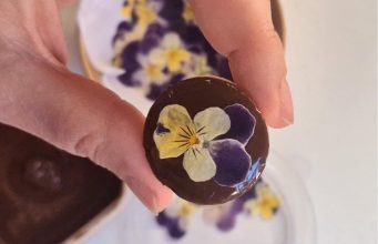Emprendedoras locales crean galletas saludables con flores comestibles