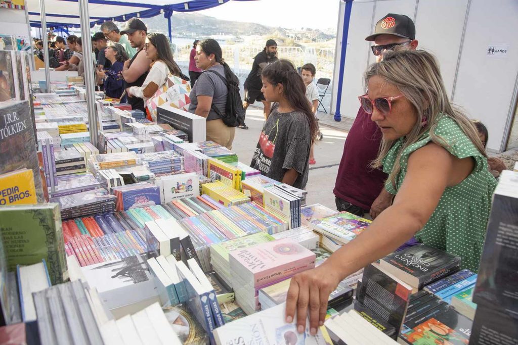 Feria del Libro en playa La Herradura de Coquimbo
