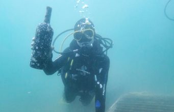 “Cava submarina” de Pichidangui proyecta 1.300 botellas de vino bajo el mar