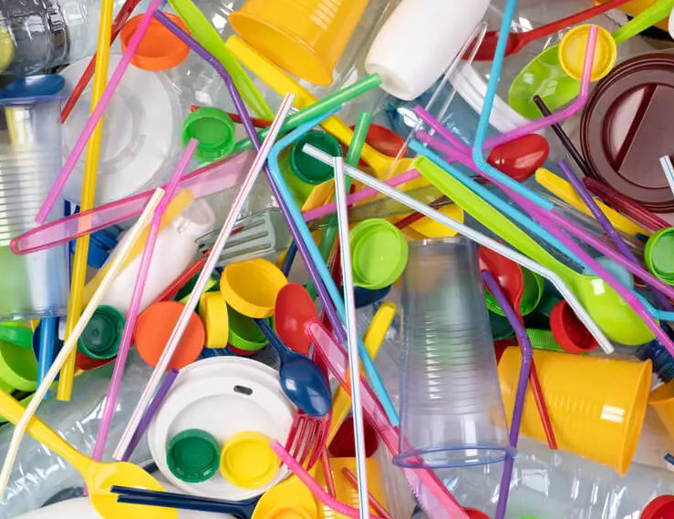Nuevas exigencias a plásticos de un solo uso y botellas plásticas
