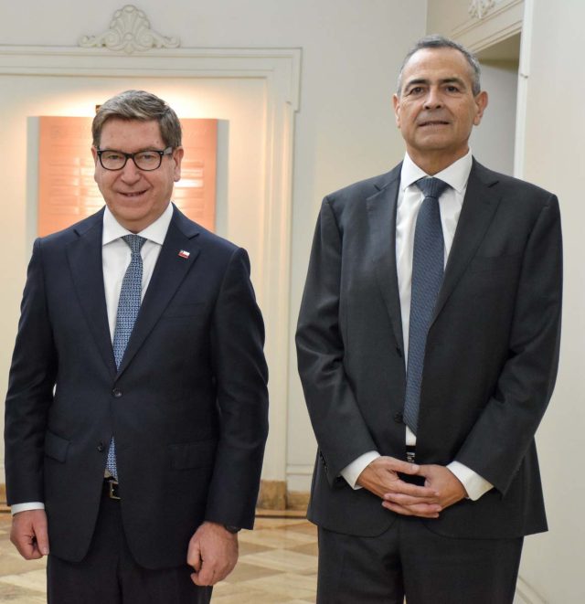 Daniel Mas, biministro de Economía y Minería, junto a Juan Carlos Sáez, nuevo vicepresidente Ejecutivo de ENAMI copia