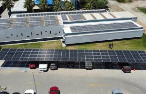 218 paneles solares transforman a la Scuola Italiana en laboratorio educativo de energía renovable