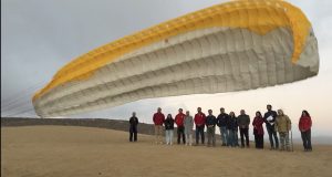 Turismo desde las alturas: parapente abre nuevas experiencias para visitantes en Caleta Los Hornos