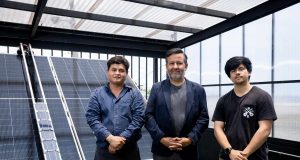 Desarrollan innovador robot autónomo para limpiar paneles solares sin usar agua