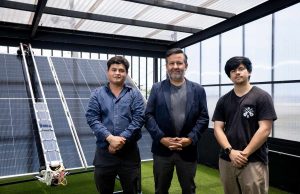 Desarrollan innovador robot autónomo para limpiar paneles solares sin usar agua